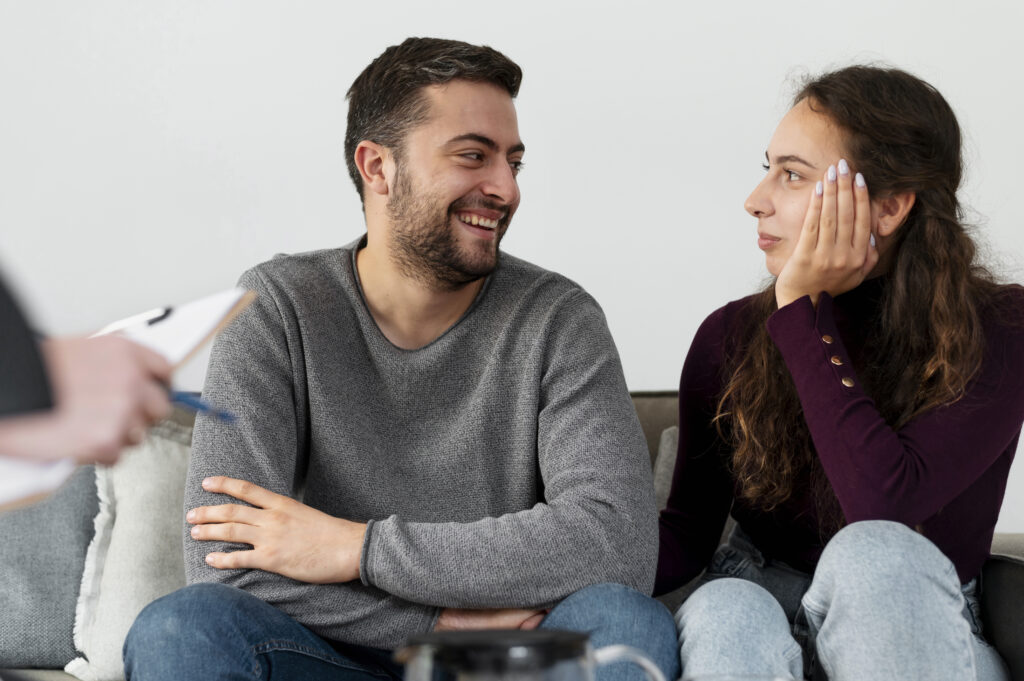 Pareja conversando durante una sesión de terapia de pareja